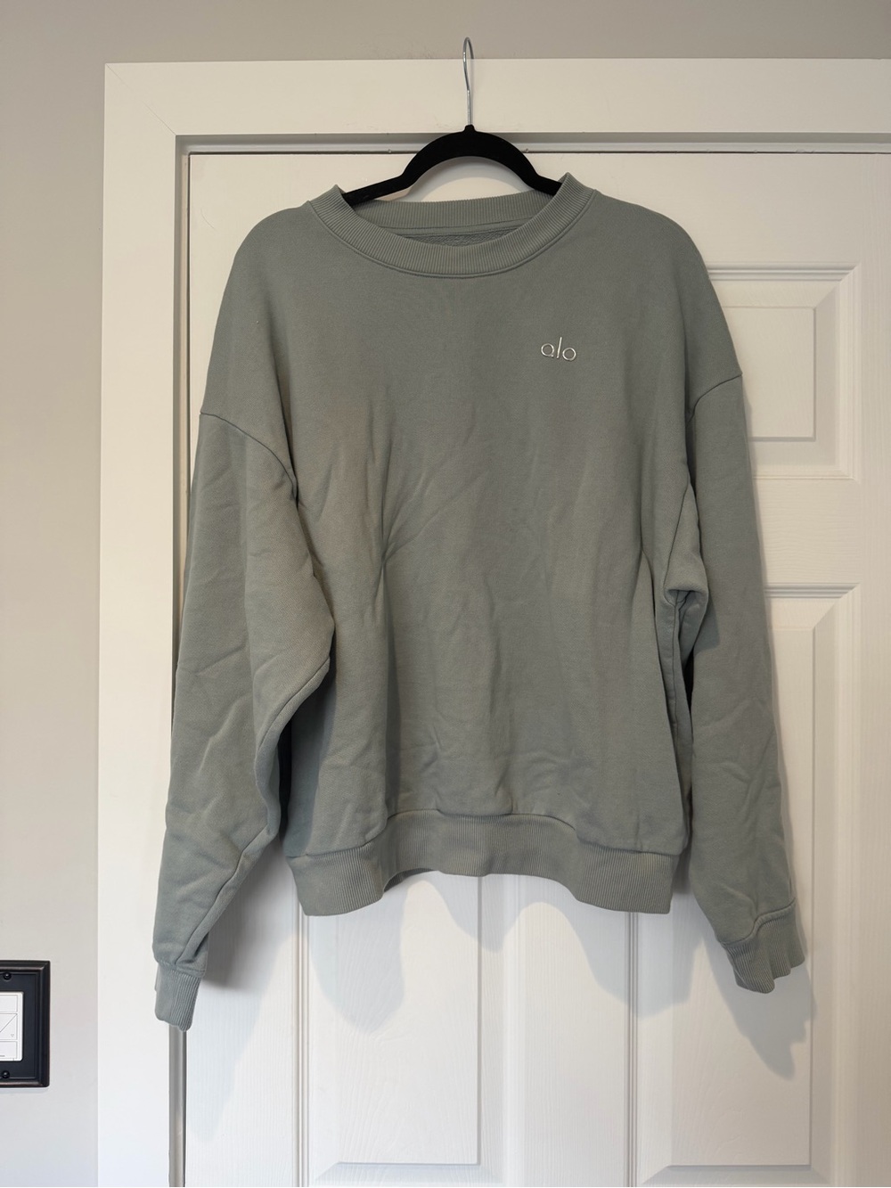 Auth. ✅ RARE ALO Yoga Accolade Crewneck Pullover in “Cosmic Grey” Size Large 🩶💚💙